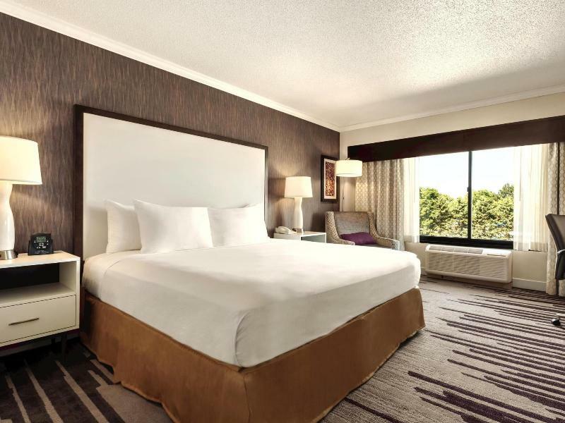 Doubletree By Hilton Milwaukee/Brookfield Hotel Exterior photo